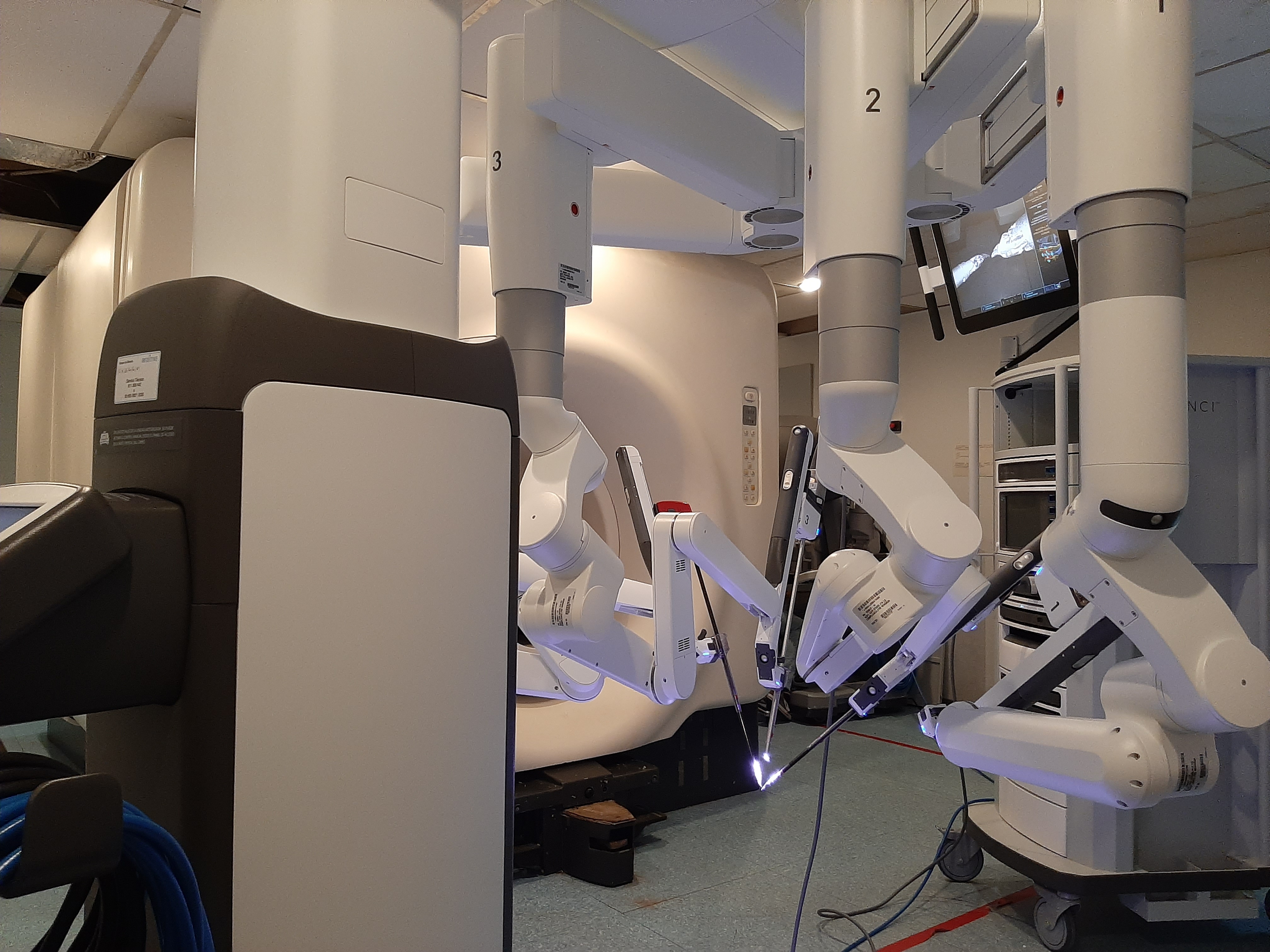 El Hospital Clínic de València incorpora la cirugí robótica con el equipo Da Vinci